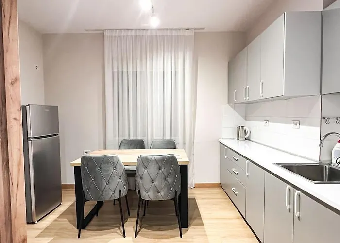 Elegant Rose Center Oasis 地拉那